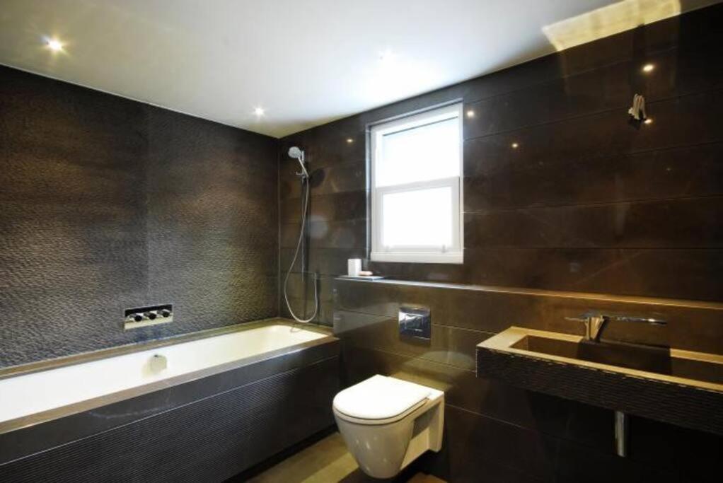 Quintessential Town House Close To Central Londres Extérieur photo